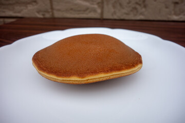 白い皿の上のどら焼き