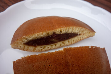 白い皿の上の半分のどら焼き