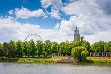 Riesenrad und Albinmüller Turm im Stadtpark Rotehorn in Magdeburg im Sommer