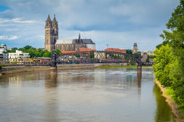Magdeburger Dom und Elbe in Magdeburg an einem Tag im Sommer