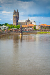 Magdeburger Dom und Elbe in Magdeburg nach einem Gewitter im Sommer