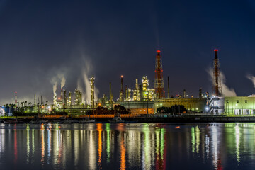 Fototapeta na wymiar 石津漁港から見た工場夜景と水面に反射する光