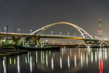 新浜寺大橋の明かりが水面を飾る