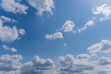 Fototapeta na wymiar 太陽と青空と白い雲