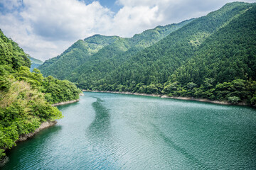 和歌山県有田郡有田川町の有田川二川ダム上に架かる蔵王橋から見たダムの水面