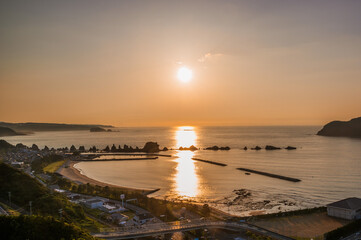 橋杭岩の向こうに上る朝日。和歌山県串本町