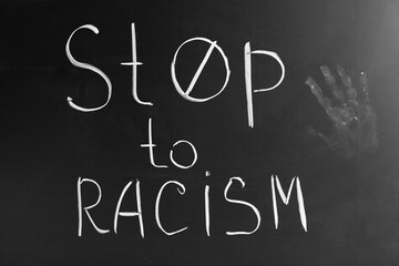Obraz premium Text STOP TO RACISM written on chalkboard
