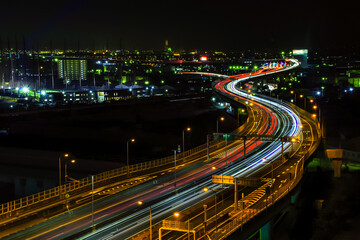 Fototapeta na wymiar 高速道路を走る車のヘッドライトの河