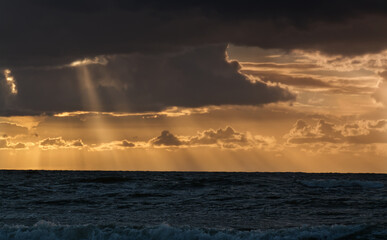 Morze zachód słońca - promień z nieba - obrazy, fototapety, plakaty