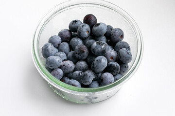 みずみずしいつみたてブルーベリー硝子ジャーに入れて・横