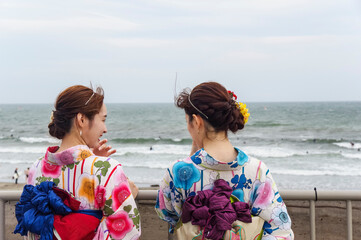 海沿いを散策する浴衣の女性