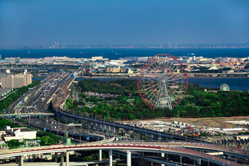 観覧車が見える葛西臨海公園を空撮