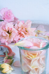 Rosenblüten in einem Einweckglas