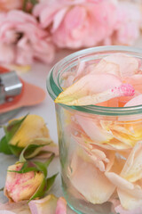 Rosenblüten in einem Einweckglas