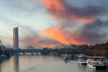 atardecer en el río guadalquivir a su paso por la ciudad de Sevilla, España