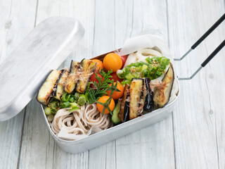アウトドア、おいしいメスティンのお弁当【ぶっかけそばサラダ】