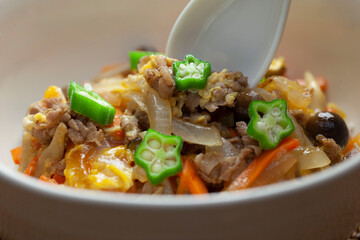 卵で閉じた牛丼