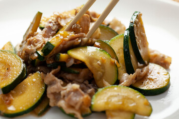ズッキーニと豚肉の醤油炒め