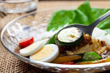 夏野菜をのせたカレーライス