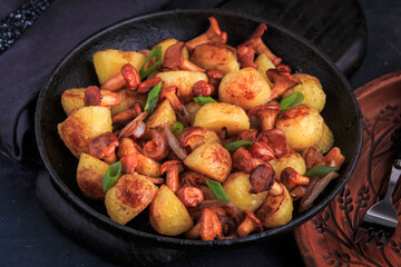 Chanterelle Mushrooms with Crispy Sage Potatoes. Fried Chanterelle Mushrooms And Potatoes Recipe.