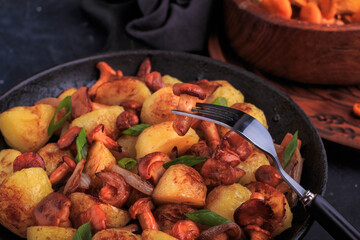 Chanterelle Mushrooms with Crispy Sage Potatoes. Fried Chanterelle Mushrooms And Potatoes Recipe.