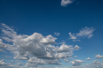 Hintergrund Himmel - Wolkenbildung Cumulus - Cumulonimbus
