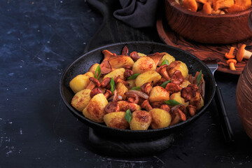 Chanterelle Mushrooms with Crispy Sage Potatoes. Fried Chanterelle Mushrooms And Potatoes Recipe.