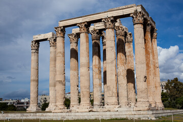 Obraz premium Temple of Olympian Zeus and Acropolis Hill, Athens, Greece
