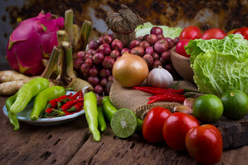 Composition with assorted raw organic vegetables