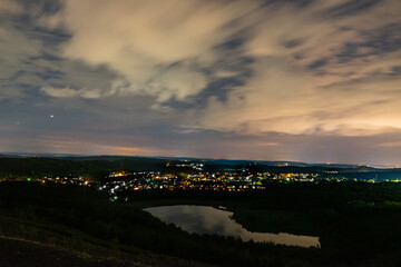 Nachtlandschaft auf einem Berg