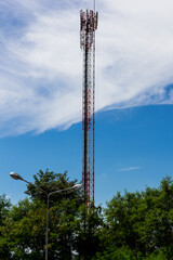 Obraz premium Contract mobile towers set amid valleys.