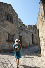 Fototapeta na wymiar Frau in einer Gasse in Les Baux-de-Provence