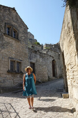 Fototapeta na wymiar Frau in einer Gasse in Les Baux-de-Provence