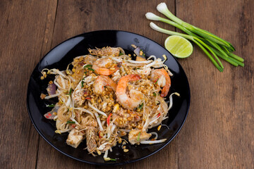 Thai fried noodle with fresh prawn (Pad Thai), Select focus