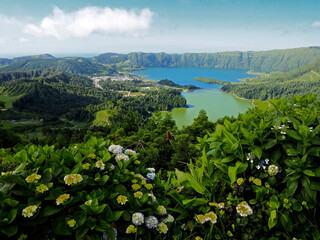 Obraz premium Krater wulkaniczny zamienił się w jezioro w miejscowości Sete Cidades na wyspie San Miguel na Azorach
