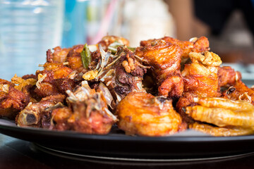 Fried chicken on a plate and eat.