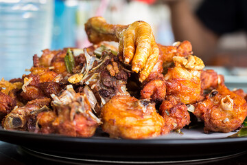 Fried chicken on a plate and eat.