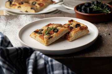 La focaccia sur une assiette blanche  