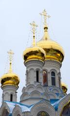 Fototapeta na wymiar Goldene Kuppeln Russisch Orthodoxe Kirche in Karlsbad