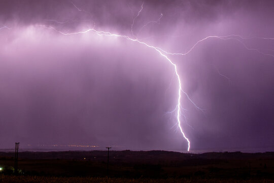 Raio nuvem solo em uma noite de tempestades