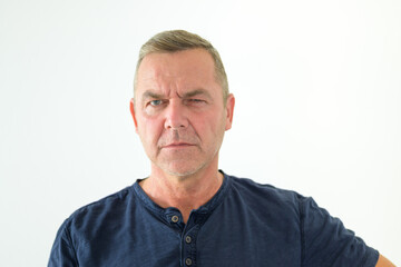 Obraz premium Thoughtful man glancing sideways at camera