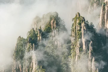 Deurstickers Huangshan Clouds by the mountain peaks of Huangshan National park.