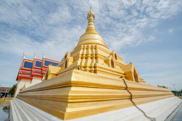 Fototapeta premium gold pagoda in holiday