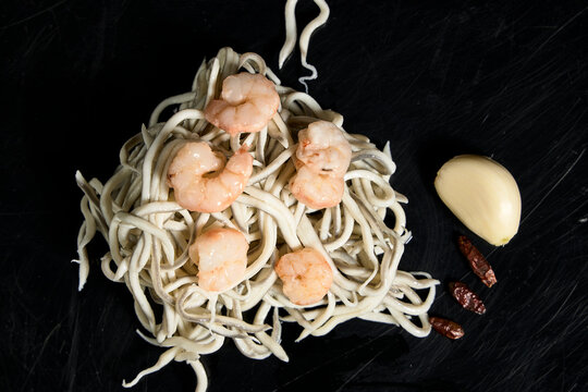 Bandeja con gulas, gambas, ajos y guindillas