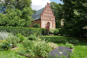 Fototapeta na wymiar Blurkapelle bzw. Grabeskirche von Jerusalem: Gotisches Kloster Stift zum Heiligengrabe Klostergarten