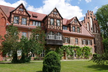 Fototapeta na wymiar Gotisches Kloster Stift zum Heiligengrabe in Brandenburg Klostergarten und Park