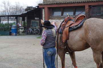 Cowgirl vicino al marrone nel ranch
