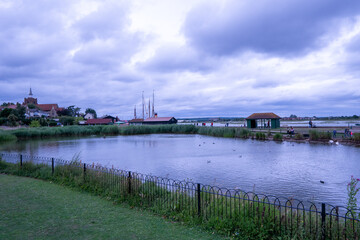 Naklejka premium lake in the middle of countryside