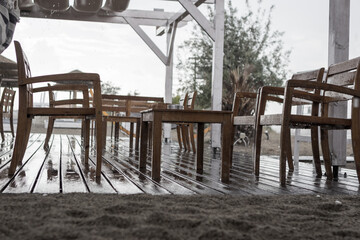 A sudden downpour at the beach bar, everyone left because the weather was very bad. Tourism, bad weather.