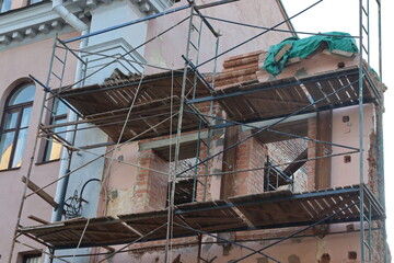Fototapeta na wymiar vintage Minsk suburb buildings with balconies and unique yard